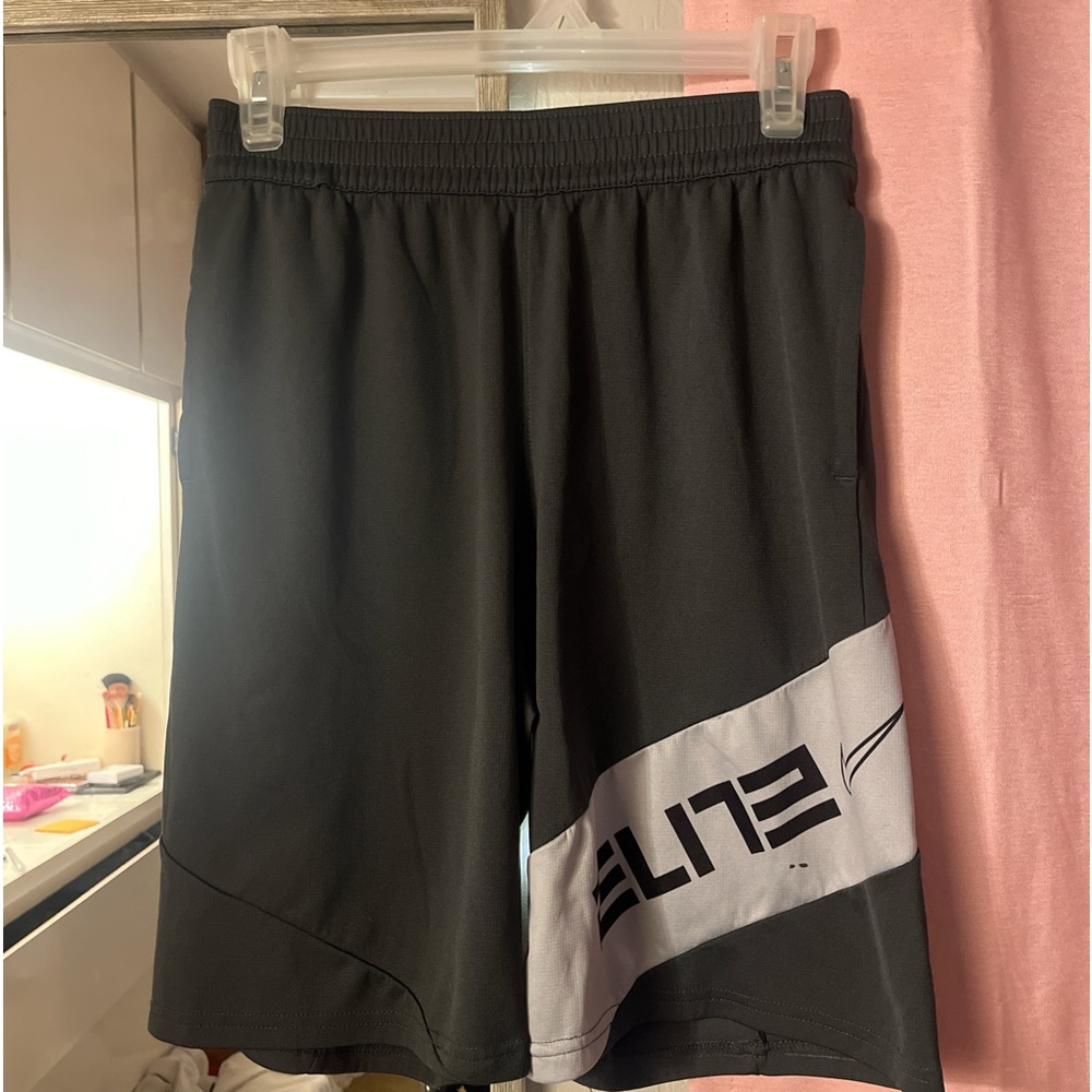 Nike elite grey basketball shorts. Size XL kids.